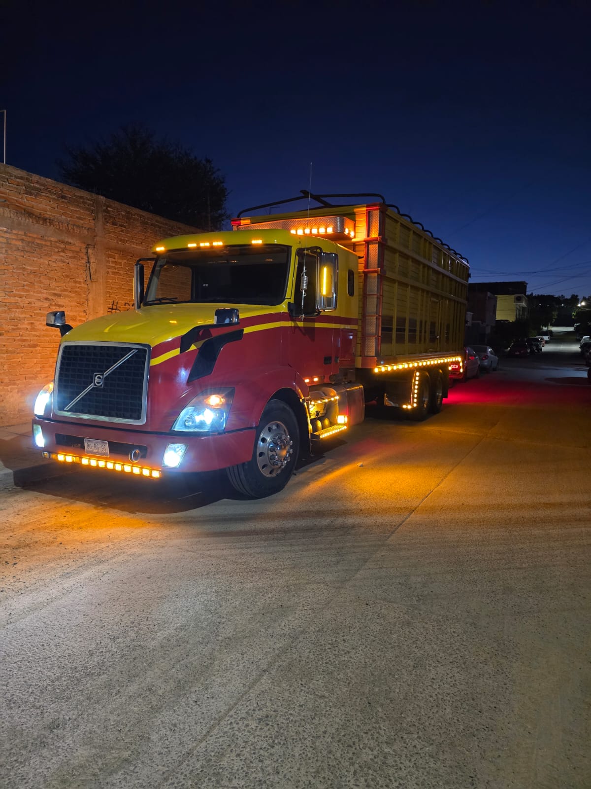 Torton de Transportes Alonso's iluminado durante operación nocturna